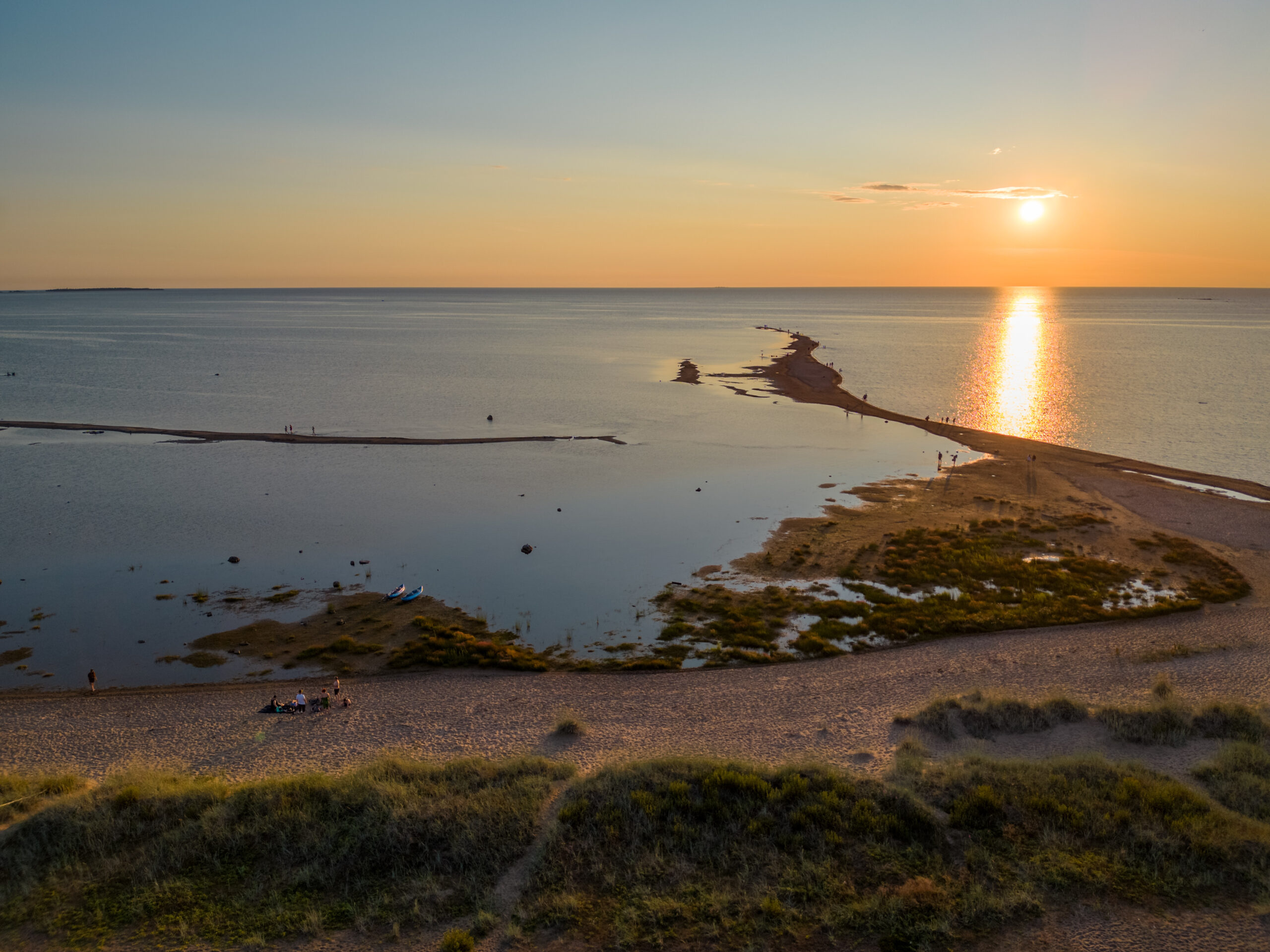 Hiekkasärkät ilmasta auringonlaskussa