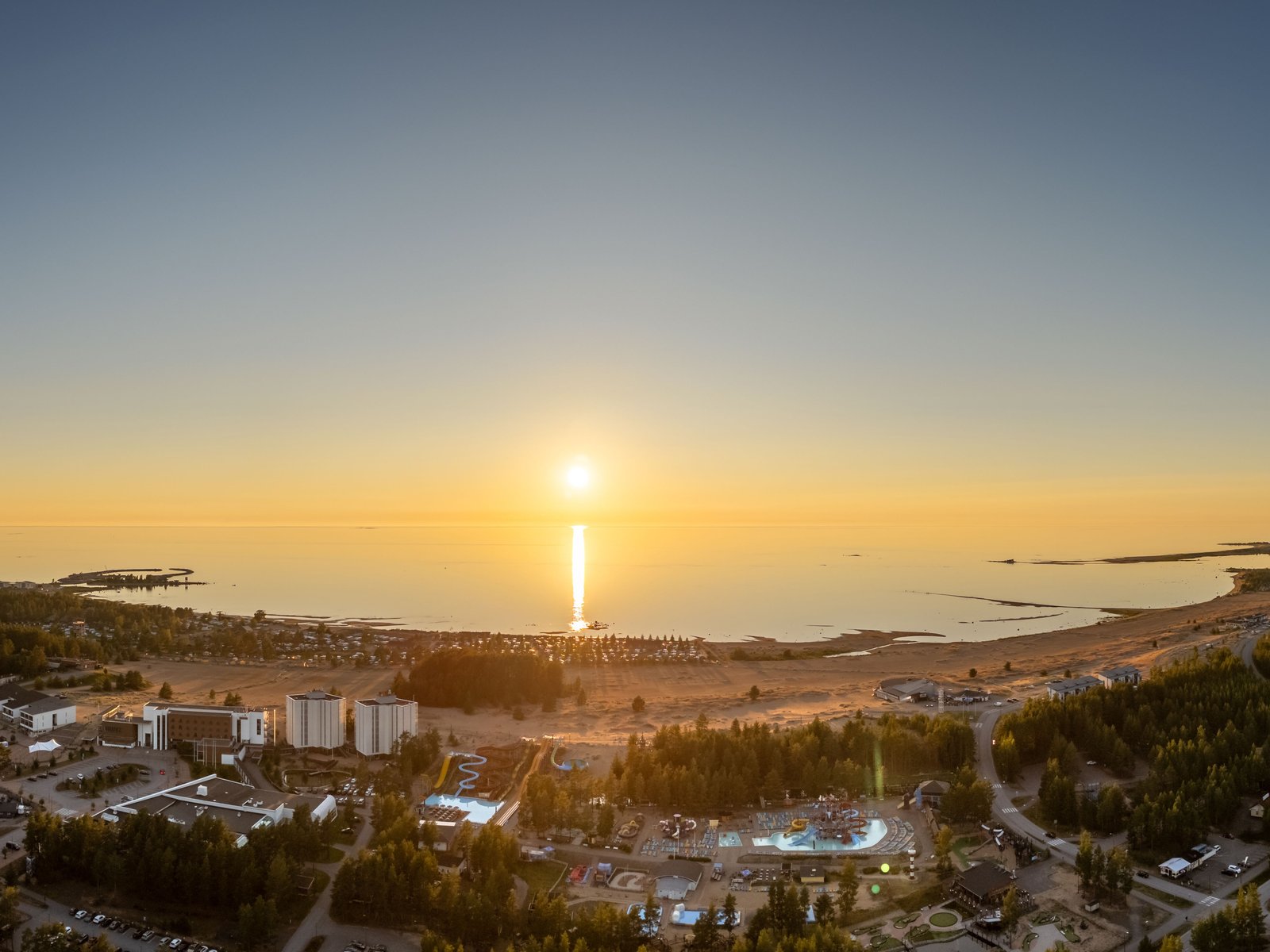 Ilmakuva Kalajoen Hiekkasärkistä auringonlaskussa